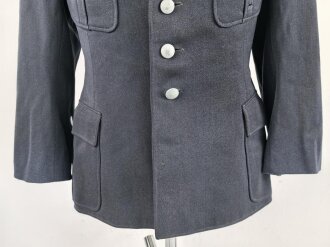 Luftwaffe, Waffenrock für einen Fahnenjunker Feldwebel der Sanitätstruppe. Eigentumstück, der Brustadler fehlt, die Kragenkordel entfernt, Wachsflecken am Kragen. Sonst gut