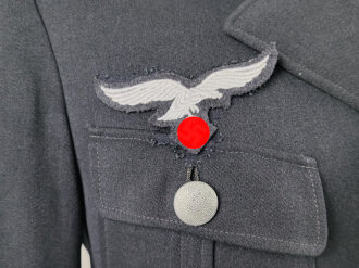 Luftwaffe, Waffenrock für einen Fahnenjunker Feldwebel der Sanitätstruppe. Eigentumstück, der Brustadler fehlt, die Kragenkordel entfernt, Wachsflecken am Kragen. Sonst gut