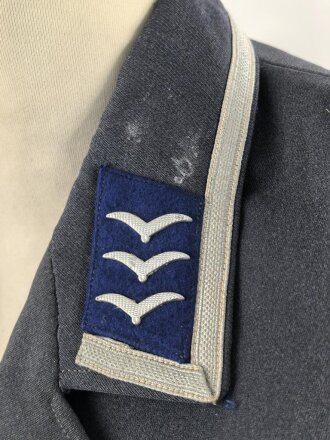 Luftwaffe, Waffenrock für einen Fahnenjunker Feldwebel der Sanitätstruppe. Eigentumstück, der Brustadler fehlt, die Kragenkordel entfernt, Wachsflecken am Kragen. Sonst gut