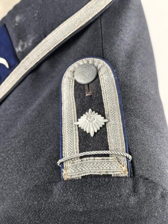 Luftwaffe, Waffenrock für einen Fahnenjunker Feldwebel der Sanitätstruppe. Eigentumstück, der Brustadler fehlt, die Kragenkordel entfernt, Wachsflecken am Kragen. Sonst gut