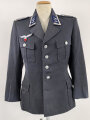 Luftwaffe, Waffenrock für einen Fahnenjunker Feldwebel der Sanitätstruppe. Eigentumstück, der Brustadler fehlt, die Kragenkordel entfernt, Wachsflecken am Kragen. Sonst gut