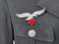 Luftwaffe, Waffenrock für einen Fahnenjunker Feldwebel der Sanitätstruppe. Eigentumstück, der Brustadler fehlt, die Kragenkordel entfernt, Wachsflecken am Kragen. Sonst gut