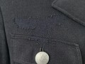 Luftwaffe, Waffenrock für einen Fahnenjunker Feldwebel der Sanitätstruppe. Eigentumstück, der Brustadler fehlt, die Kragenkordel entfernt, Wachsflecken am Kragen. Sonst gut
