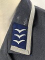 Luftwaffe, Waffenrock für einen Fahnenjunker Feldwebel der Sanitätstruppe. Eigentumstück, der Brustadler fehlt, die Kragenkordel entfernt, Wachsflecken am Kragen. Sonst gut