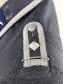 Luftwaffe, Waffenrock für einen Fahnenjunker Feldwebel der Sanitätstruppe. Eigentumstück, der Brustadler fehlt, die Kragenkordel entfernt, Wachsflecken am Kragen. Sonst gut