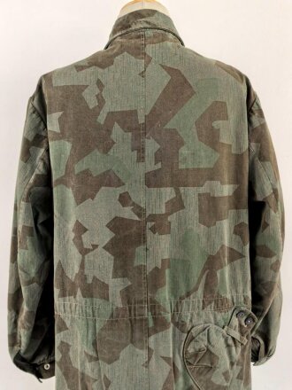 Fallschirmjäger "Knochensack" Splittertarn, Reissverschlüsse und Druckknöpfe gängig, Adler war mit dem ungebenden Stoff ausgeschnitten und wurde restauriert. getragenes Stück, das Splittermuster auf grün meliertem Material