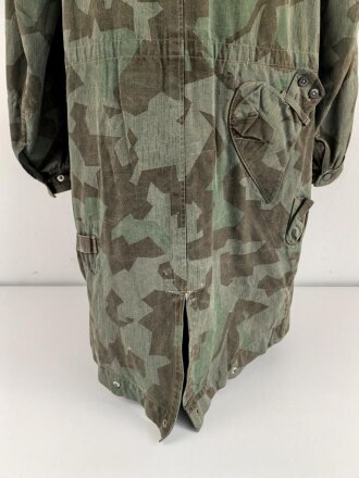 Fallschirmjäger "Knochensack" Splittertarn, Reissverschlüsse und Druckknöpfe gängig, Adler war mit dem ungebenden Stoff ausgeschnitten und wurde restauriert. getragenes Stück, das Splittermuster auf grün meliertem Material