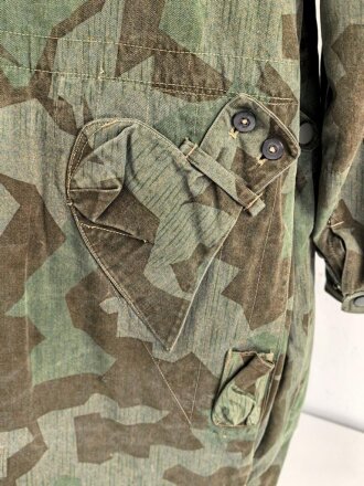 Fallschirmjäger "Knochensack" Splittertarn, Reissverschlüsse und Druckknöpfe gängig, Adler war mit dem ungebenden Stoff ausgeschnitten und wurde restauriert. getragenes Stück, das Splittermuster auf grün meliertem Material