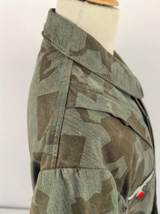 Fallschirmjäger "Knochensack" Splittertarn, Reissverschlüsse und Druckknöpfe gängig, Adler war mit dem ungebenden Stoff ausgeschnitten und wurde restauriert. getragenes Stück, das Splittermuster auf grün meliertem Material