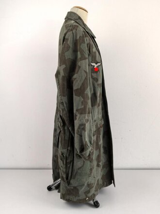 Fallschirmjäger "Knochensack" Splittertarn, Reissverschlüsse und Druckknöpfe gängig, Adler war mit dem ungebenden Stoff ausgeschnitten und wurde restauriert. getragenes Stück, das Splittermuster auf grün meliertem Material