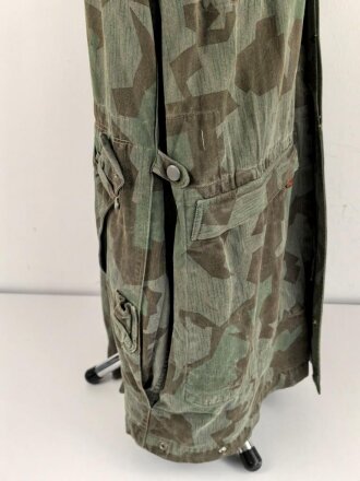 Fallschirmjäger "Knochensack" Splittertarn, Reissverschlüsse und Druckknöpfe gängig, Adler war mit dem ungebenden Stoff ausgeschnitten und wurde restauriert. getragenes Stück, das Splittermuster auf grün meliertem Material