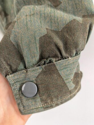 Fallschirmjäger "Knochensack" Splittertarn, Reissverschlüsse und Druckknöpfe gängig, Adler war mit dem ungebenden Stoff ausgeschnitten und wurde restauriert. getragenes Stück, das Splittermuster auf grün meliertem Material