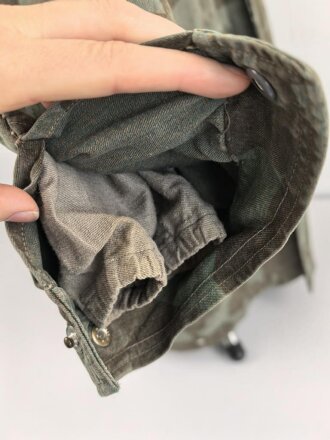 Fallschirmjäger "Knochensack" Splittertarn, Reissverschlüsse und Druckknöpfe gängig, Adler war mit dem ungebenden Stoff ausgeschnitten und wurde restauriert. getragenes Stück, das Splittermuster auf grün meliertem Material