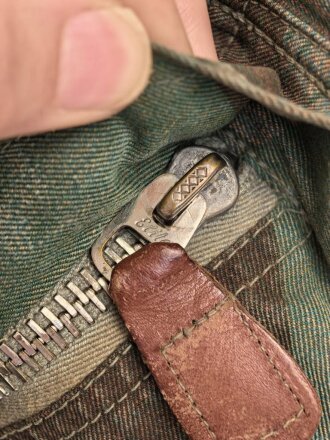 Fallschirmjäger "Knochensack" Splittertarn, Reissverschlüsse und Druckknöpfe gängig, Adler war mit dem ungebenden Stoff ausgeschnitten und wurde restauriert. getragenes Stück, das Splittermuster auf grün meliertem Material