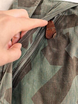 Fallschirmjäger "Knochensack" Splittertarn, Reissverschlüsse und Druckknöpfe gängig, Adler war mit dem ungebenden Stoff ausgeschnitten und wurde restauriert. getragenes Stück, das Splittermuster auf grün meliertem Material