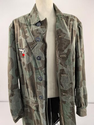 Fallschirmjäger "Knochensack" Splittertarn, Reissverschlüsse und Druckknöpfe gängig, Adler war mit dem ungebenden Stoff ausgeschnitten und wurde restauriert. getragenes Stück, das Splittermuster auf grün meliertem Material