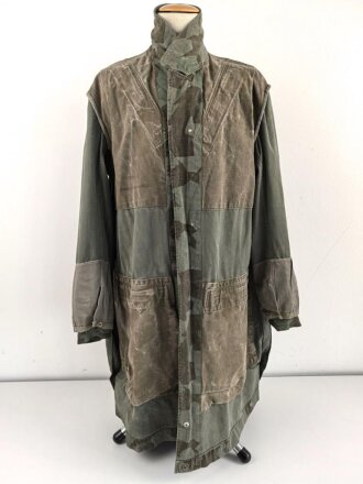 Fallschirmjäger "Knochensack" Splittertarn, Reissverschlüsse und Druckknöpfe gängig, Adler war mit dem ungebenden Stoff ausgeschnitten und wurde restauriert. getragenes Stück, das Splittermuster auf grün meliertem Material