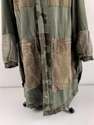 Fallschirmjäger "Knochensack" Splittertarn, Reissverschlüsse und Druckknöpfe gängig, Adler war mit dem ungebenden Stoff ausgeschnitten und wurde restauriert. getragenes Stück, das Splittermuster auf grün meliertem Material
