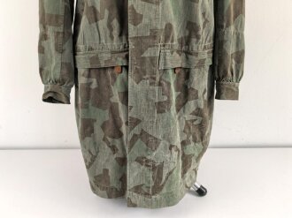 Fallschirmjäger "Knochensack" Splittertarn, Reissverschlüsse und Druckknöpfe gängig, Adler war mit dem ungebenden Stoff ausgeschnitten und wurde restauriert. getragenes Stück, das Splittermuster auf grün meliertem Material