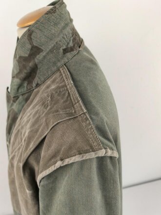Fallschirmjäger "Knochensack" Splittertarn, Reissverschlüsse und Druckknöpfe gängig, Adler war mit dem ungebenden Stoff ausgeschnitten und wurde restauriert. getragenes Stück, das Splittermuster auf grün meliertem Material