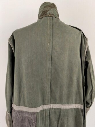 Fallschirmjäger "Knochensack" Splittertarn, Reissverschlüsse und Druckknöpfe gängig, Adler war mit dem ungebenden Stoff ausgeschnitten und wurde restauriert. getragenes Stück, das Splittermuster auf grün meliertem Material
