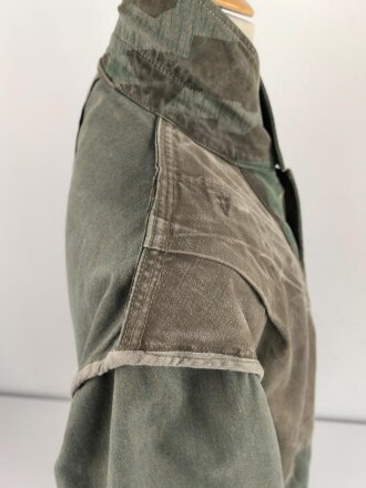 Fallschirmjäger "Knochensack" Splittertarn, Reissverschlüsse und Druckknöpfe gängig, Adler war mit dem ungebenden Stoff ausgeschnitten und wurde restauriert. getragenes Stück, das Splittermuster auf grün meliertem Material