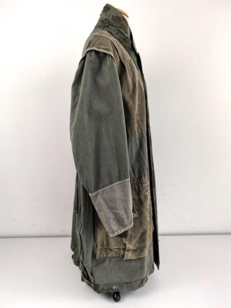 Fallschirmjäger "Knochensack" Splittertarn, Reissverschlüsse und Druckknöpfe gängig, Adler war mit dem ungebenden Stoff ausgeschnitten und wurde restauriert. getragenes Stück, das Splittermuster auf grün meliertem Material