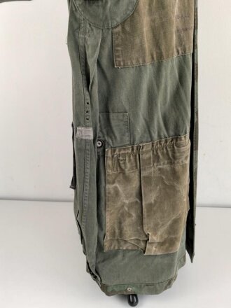 Fallschirmjäger "Knochensack" Splittertarn, Reissverschlüsse und Druckknöpfe gängig, Adler war mit dem ungebenden Stoff ausgeschnitten und wurde restauriert. getragenes Stück, das Splittermuster auf grün meliertem Material