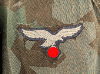 Fallschirmjäger "Knochensack" Splittertarn, Reissverschlüsse und Druckknöpfe gängig, Adler war mit dem ungebenden Stoff ausgeschnitten und wurde restauriert. getragenes Stück, das Splittermuster auf grün meliertem Material
