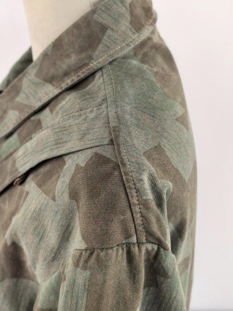 Fallschirmjäger "Knochensack" Splittertarn, Reissverschlüsse und Druckknöpfe gängig, Adler war mit dem ungebenden Stoff ausgeschnitten und wurde restauriert. getragenes Stück, das Splittermuster auf grün meliertem Material
