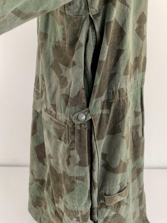 Fallschirmjäger "Knochensack" Splittertarn, Reissverschlüsse und Druckknöpfe gängig, Adler war mit dem ungebenden Stoff ausgeschnitten und wurde restauriert. getragenes Stück, das Splittermuster auf grün meliertem Material