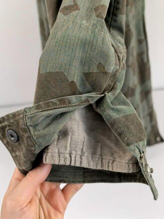 Fallschirmjäger "Knochensack" Splittertarn, Reissverschlüsse und Druckknöpfe gängig, Adler war mit dem ungebenden Stoff ausgeschnitten und wurde restauriert. getragenes Stück, das Splittermuster auf grün meliertem Material