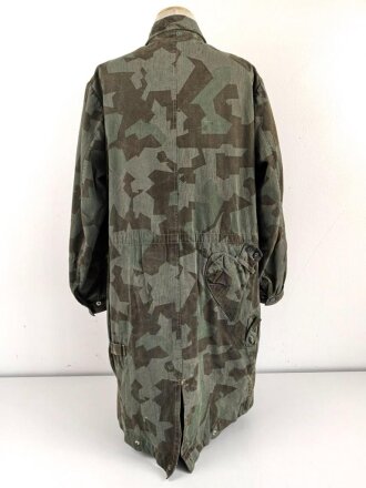 Fallschirmjäger "Knochensack" Splittertarn, Reissverschlüsse und Druckknöpfe gängig, Adler war mit dem ungebenden Stoff ausgeschnitten und wurde restauriert. getragenes Stück, das Splittermuster auf grün meliertem Material