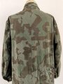 Fallschirmjäger "Knochensack" Splittertarn, Reissverschlüsse und Druckknöpfe gängig, Adler war mit dem ungebenden Stoff ausgeschnitten und wurde restauriert. getragenes Stück, das Splittermuster auf grün meliertem Material