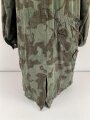 Fallschirmjäger "Knochensack" Splittertarn, Reissverschlüsse und Druckknöpfe gängig, Adler war mit dem ungebenden Stoff ausgeschnitten und wurde restauriert. getragenes Stück, das Splittermuster auf grün meliertem Material