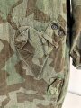 Fallschirmjäger "Knochensack" Splittertarn, Reissverschlüsse und Druckknöpfe gängig, Adler war mit dem ungebenden Stoff ausgeschnitten und wurde restauriert. getragenes Stück, das Splittermuster auf grün meliertem Material