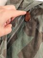 Fallschirmjäger "Knochensack" Splittertarn, Reissverschlüsse und Druckknöpfe gängig, Adler war mit dem ungebenden Stoff ausgeschnitten und wurde restauriert. getragenes Stück, das Splittermuster auf grün meliertem Material
