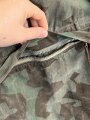 Fallschirmjäger "Knochensack" Splittertarn, Reissverschlüsse und Druckknöpfe gängig, Adler war mit dem ungebenden Stoff ausgeschnitten und wurde restauriert. getragenes Stück, das Splittermuster auf grün meliertem Material
