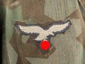 Fallschirmjäger "Knochensack" Splittertarn, Reissverschlüsse und Druckknöpfe gängig, Adler war mit dem ungebenden Stoff ausgeschnitten und wurde restauriert. getragenes Stück, das Splittermuster auf grün meliertem Material