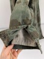 Fallschirmjäger "Knochensack" Splittertarn, Reissverschlüsse und Druckknöpfe gängig, Adler war mit dem ungebenden Stoff ausgeschnitten und wurde restauriert. getragenes Stück, das Splittermuster auf grün meliertem Material