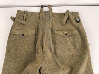 Luftwaffe, Hose für Angehörige der Fallschirmtruppe. 2. Modell mit zwei gleich grossen Gesäßtaschen und seitlichen Beintaschen. Getragenes Stück in gutem Gesamtzustand, war sicherlich mal eingefärbt und wurde entfärbt.