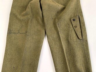 Luftwaffe, Hose für Angehörige der Fallschirmtruppe. 2. Modell mit zwei gleich grossen Gesäßtaschen und seitlichen Beintaschen. Getragenes Stück in gutem Gesamtzustand, war sicherlich mal eingefärbt und wurde entfärbt.