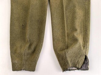 Luftwaffe, Hose für Angehörige der Fallschirmtruppe. 2. Modell mit zwei gleich grossen Gesäßtaschen und seitlichen Beintaschen. Getragenes Stück in gutem Gesamtzustand, war sicherlich mal eingefärbt und wurde entfärbt.