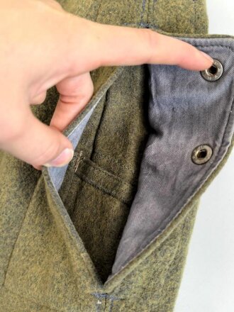 Luftwaffe, Hose für Angehörige der Fallschirmtruppe. 2. Modell mit zwei gleich grossen Gesäßtaschen und seitlichen Beintaschen. Getragenes Stück in gutem Gesamtzustand, war sicherlich mal eingefärbt und wurde entfärbt.