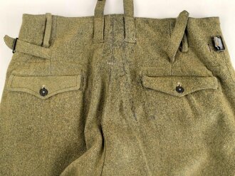 Luftwaffe, Hose für Angehörige der Fallschirmtruppe. 2. Modell mit zwei gleich grossen Gesäßtaschen und seitlichen Beintaschen. Getragenes Stück in gutem Gesamtzustand, war sicherlich mal eingefärbt und wurde entfärbt.