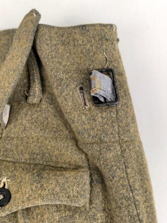 Luftwaffe, Hose für Angehörige der Fallschirmtruppe. 2. Modell mit zwei gleich grossen Gesäßtaschen und seitlichen Beintaschen. Getragenes Stück in gutem Gesamtzustand, war sicherlich mal eingefärbt und wurde entfärbt.