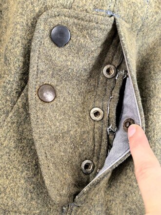 Luftwaffe, Hose für Angehörige der Fallschirmtruppe. 2. Modell mit zwei gleich grossen Gesäßtaschen und seitlichen Beintaschen. Getragenes Stück in gutem Gesamtzustand, war sicherlich mal eingefärbt und wurde entfärbt.