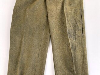Luftwaffe, Hose für Angehörige der Fallschirmtruppe. 2. Modell mit zwei gleich grossen Gesäßtaschen und seitlichen Beintaschen. Getragenes Stück in gutem Gesamtzustand, war sicherlich mal eingefärbt und wurde entfärbt.