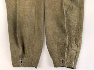 Luftwaffe, Hose für Angehörige der Fallschirmtruppe. 2. Modell mit zwei gleich grossen Gesäßtaschen und seitlichen Beintaschen. Getragenes Stück in gutem Gesamtzustand, war sicherlich mal eingefärbt und wurde entfärbt.