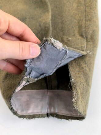 Luftwaffe, Hose für Angehörige der Fallschirmtruppe. 2. Modell mit zwei gleich grossen Gesäßtaschen und seitlichen Beintaschen. Getragenes Stück in gutem Gesamtzustand, war sicherlich mal eingefärbt und wurde entfärbt.